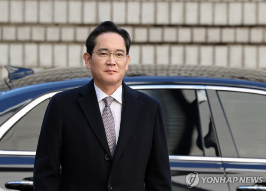 이재용 삼성전자 회장이 3일 오후 서초구 서울고법에서 열린 부당합병·회계부정 혐의 항소심 선고공판에 출석하고 있다. 연합뉴스